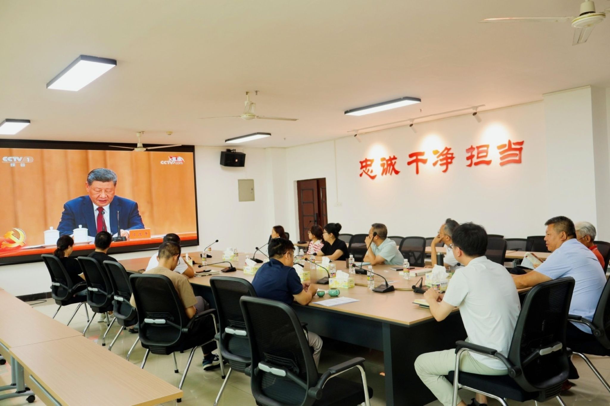 我院组织全体教职工观看庆祝中国共产党成立105周年大会直播